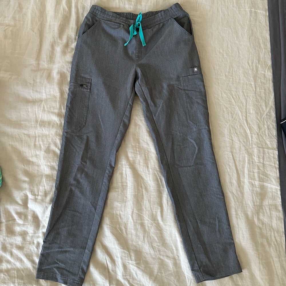 Figs yola skinny scrub pants in graphite